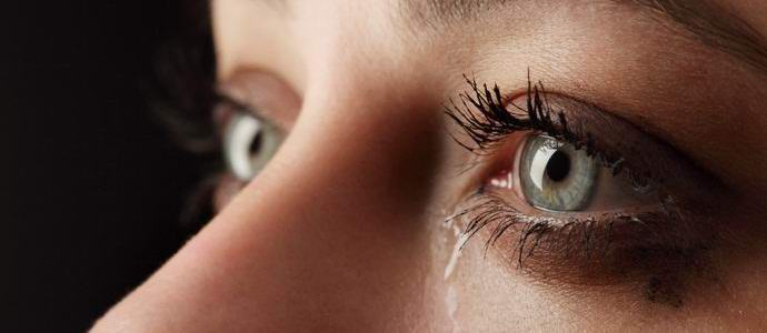 Un residente del Brasile piange con lacrime di cristallo