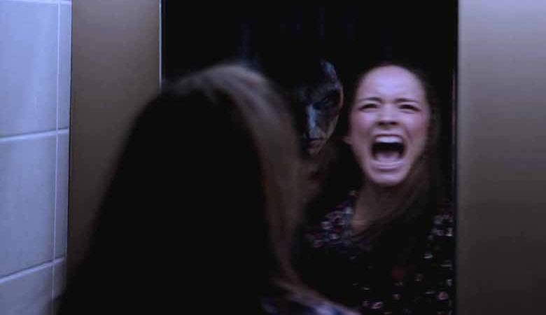 Un terribile riflesso nello specchio ha colpito il video