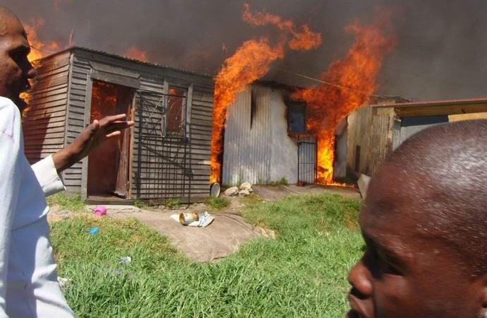 La famiglia dello Zimbabwe soffre di incendi misteriosi