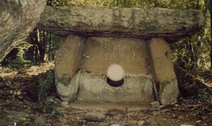 Sfere minacciose sui dolmen di Adyghe