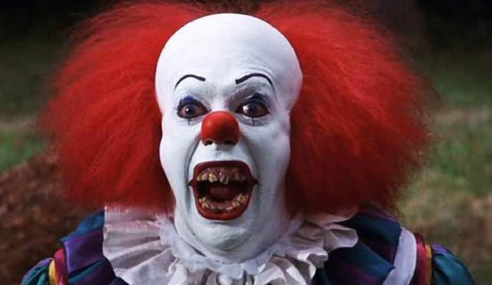 Il sinistro clown ha spaventato gli americani nel cimitero notturno