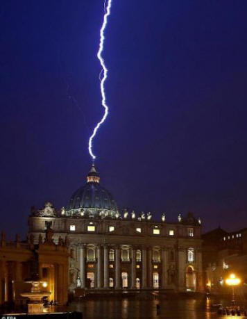 Il segno di Dio. Un fulmine ha colpito la cupola della Basilica di San Pietro in Vaticano, nel giorno dell'abdicazione del papa dal trono.