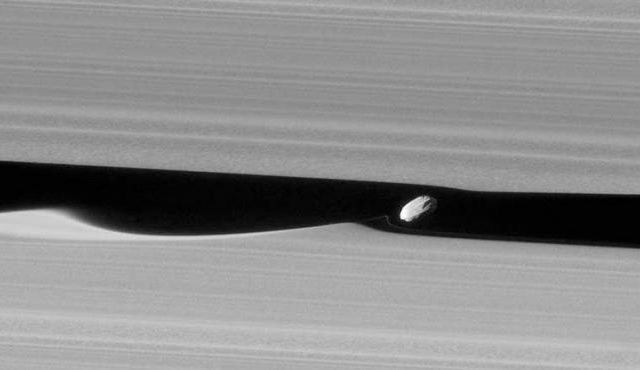 La sonda Cassini cattura il generatore di onde negli anelli di Saturno 